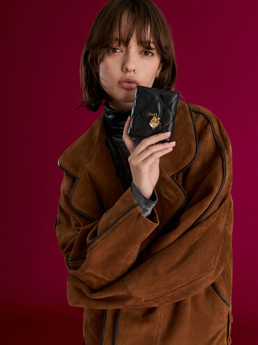 กระเป๋าสตางค์ลายควิลท์ฝาปิดโค้งประดับชาร์มรูปหัวใจโบว์รุ่น Arrietty, สีดำ, hi-res