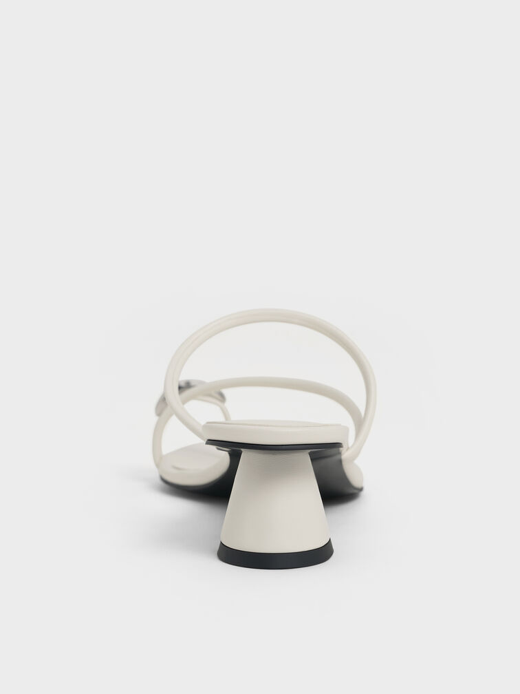 รองเท้าแตะส้นสูงดีไซน์ห่วงคล้องนิ้วเท้าตกแต่งอะไหล่เมทัลลิค, สีชอล์ค, hi-res