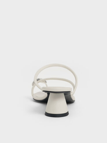 รองเท้าแตะส้นสูงดีไซน์ห่วงคล้องนิ้วเท้าตกแต่งอะไหล่เมทัลลิค, สีชอล์ค, hi-res