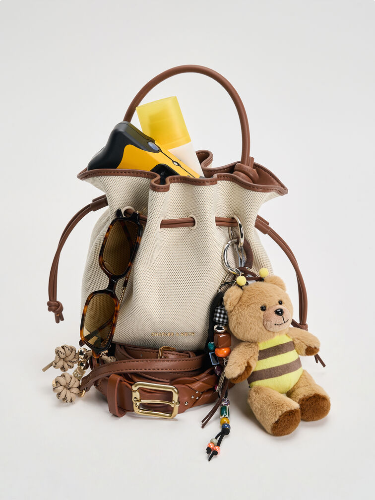 กระเป๋าทรงถังวัสดุผ้าแคนวาสที่ปิดแบบเชือกรูดรุ่น Sammie, สีช็อคโกแลต, hi-res