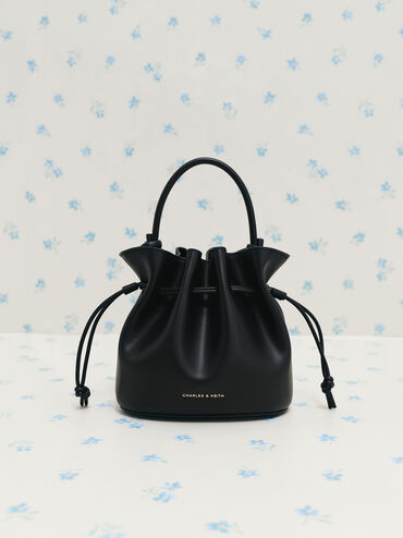 กระเป๋าทรงถังที่ปิดแบบเชือกรูดรุ่น Sammie, สีดำ, hi-res