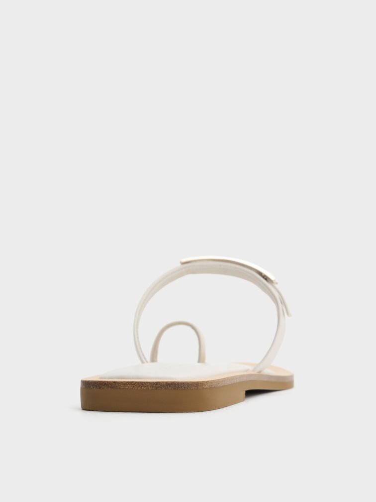 รองเท้าแตะดีไซน์ห่วงคล้องนิ้วเท้าประดับแผ่นเมทัลลิค, สีขาว, hi-res