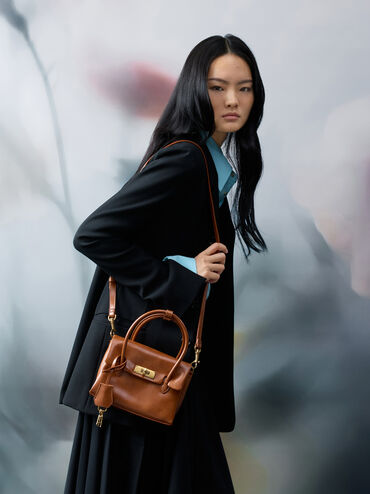 กระเป๋าโท้ทมินิดีเทลตัวล็อคแบบหมุนรุ่น Kerry, สีดิสเทรสด์แทน, hi-res