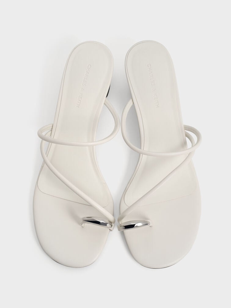 รองเท้าแตะส้นสูงดีไซน์ห่วงคล้องนิ้วเท้าตกแต่งอะไหล่เมทัลลิค, สีชอล์ค, hi-res