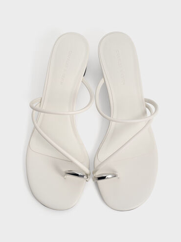 รองเท้าแตะส้นสูงดีไซน์ห่วงคล้องนิ้วเท้าตกแต่งอะไหล่เมทัลลิค, สีชอล์ค, hi-res