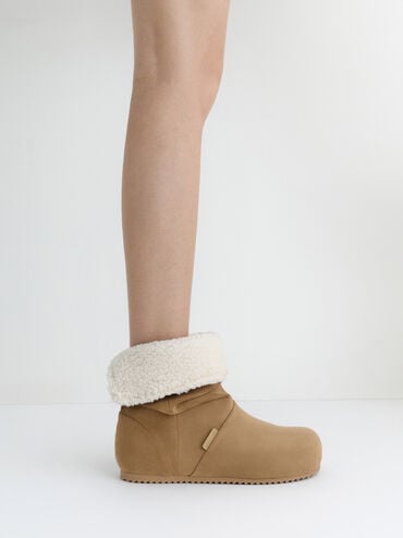 รองเท้าบูทหนังกลับตกแต่งขนสังเคราะห์พร้อมดีไซน์ย่นแบบพับข้อ, สีคาเมล, hi-res