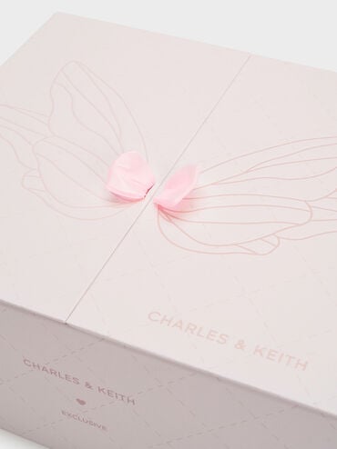 ชุดของขวัญ: กระเป๋าถือดีไซน์ควิลท์พร้อมชาร์มประดับกระเป๋ารุ่น Cressida, สีคอตตอนแคนดี้พิงค์, hi-res