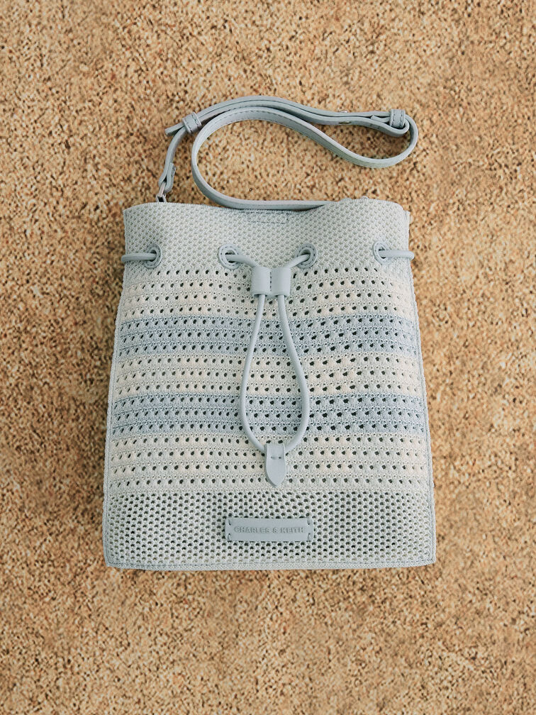 กระเป๋าทรงถังลายตารางหมากรุกแบบถักรุ่น Ida, สีซีซอลต์บลู, hi-res
