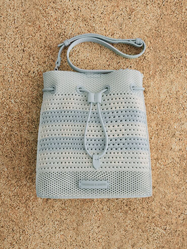 กระเป๋าทรงถังลายตารางหมากรุกแบบถักรุ่น Ida, สีซีซอลต์บลู, hi-res