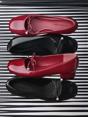 รองเท้าปิดส้นวัสดุหนังแก้วทรงบัลเล่ต์ตกแต่งโบว์ประดับมุกรุ่น Barbara, สีแดง, hi-res