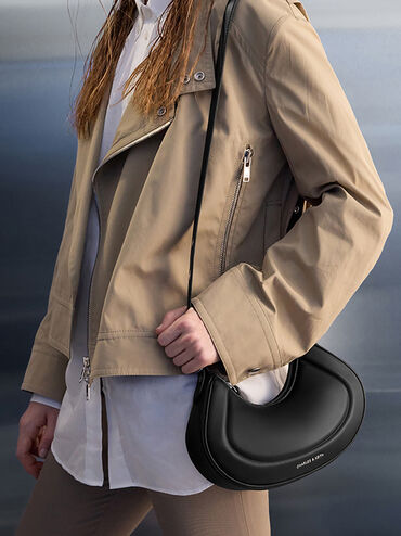 กระเป๋าสะพายไหล่ทรงโค้งดีไซน์สายตกแต่งด้วยหมุดโลหะ Grommet รุ่น Petra, สีดำอะไหล่สีเงิน, hi-res