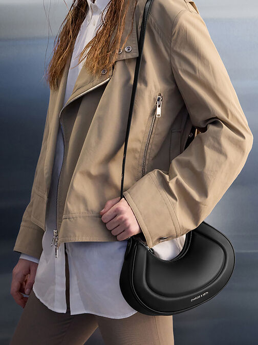 กระเป๋าสะพายไหล่ทรงโค้งดีไซน์สายตกแต่งด้วยหมุดโลหะ Grommet รุ่น Petra, สีดำอะไหล่สีเงิน, hi-res
