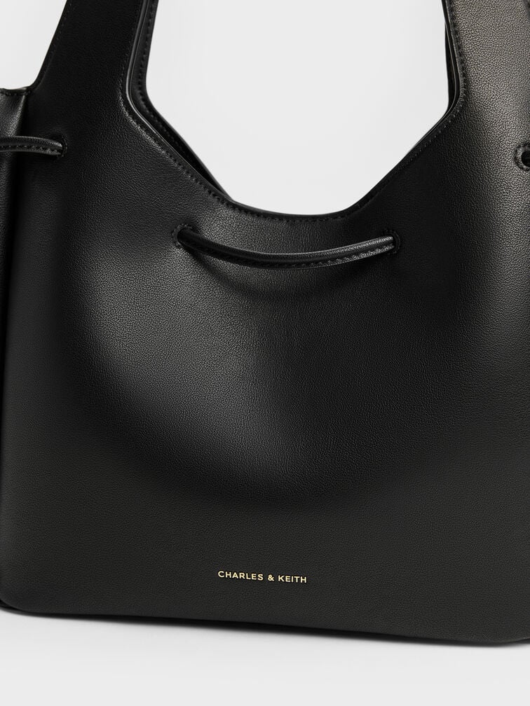 กระเป๋าโท้ทดีไซน์ที่ปิดแบบเชือกรูดตกแต่งปมเมทัลลิครุ่น Mila, สีดำ, hi-res