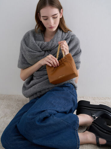 กระเป๋าสะพายไหล่ดีเทลจับจีบย่นที่จับแบบโซ่รุ่น Brigette, สีน้ำตาล, hi-res