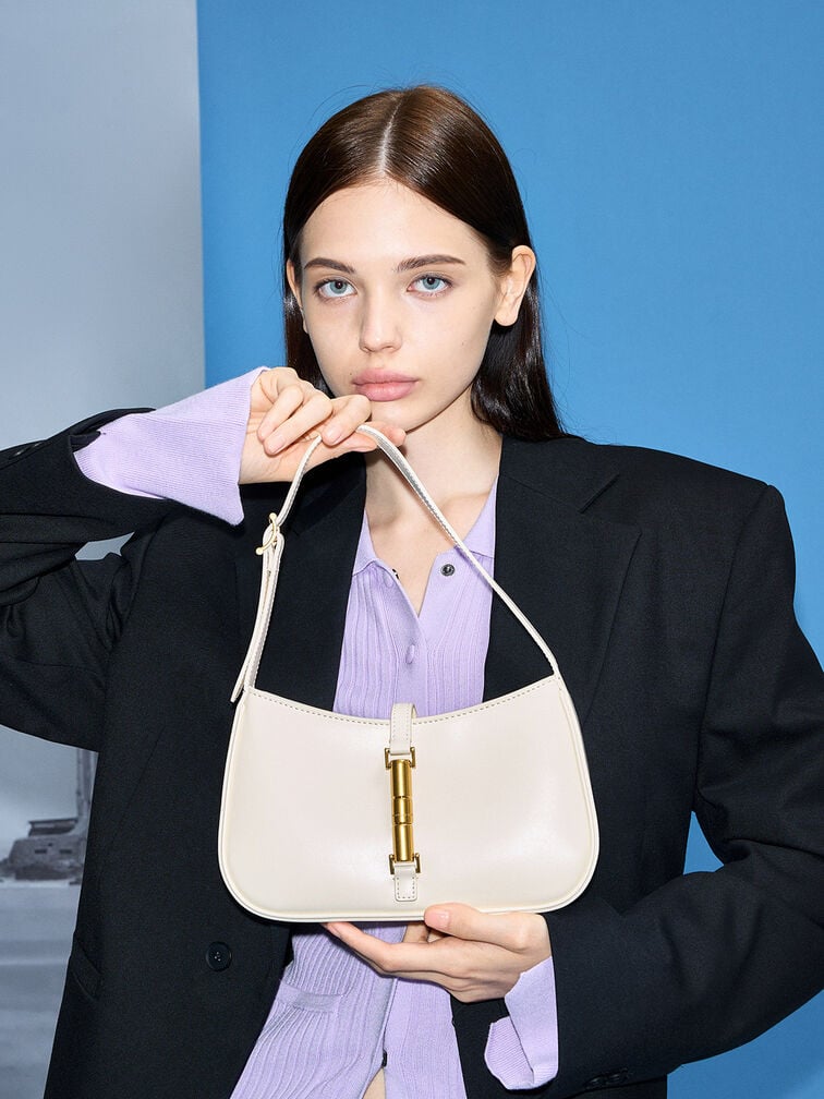 กระเป๋าสะพายไหล่ตกแต่งอะไหล่เมทัลลิครุ่น Cesia, สีครีม กระเป๋าสะพายไหล่ตกแต่งอะไหล่เมทัลลิครุ่น Cesia, สีครีม, hi-res