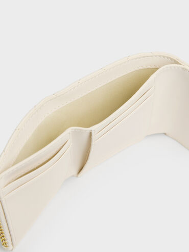 กระเป๋าสตางค์ลายควิลท์ฝาปิดโค้งประดับชาร์มรูปหัวใจโบว์รุ่น Arrietty, สีครีม, hi-res