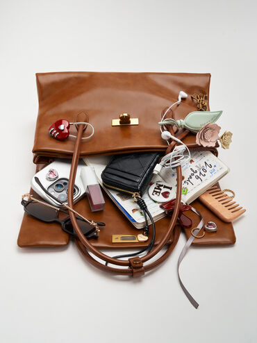 กระเป๋าโท้ททรงสี่เหลี่ยมคางหมูรุ่น Kerry, สีดิสเทรสด์แทน, hi-res