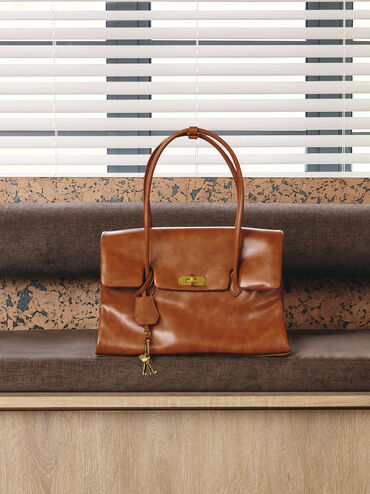 กระเป๋าโท้ททรงสี่เหลี่ยมคางหมูรุ่น Kerry, สีดิสเทรสด์แทน, hi-res