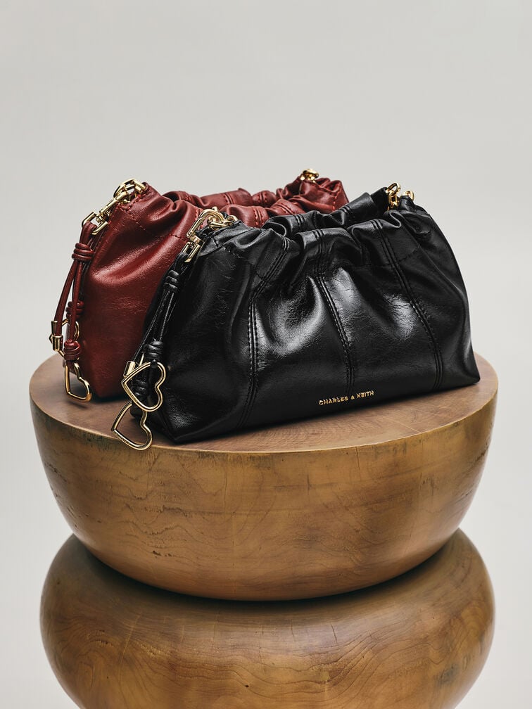 กระเป๋าสะพายข้างดีไซน์จับจีบรุ่น Ciara, สีดำ, hi-res