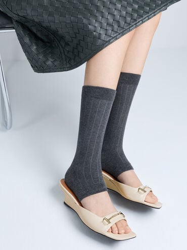 รองเท้าเปิดส้นทรงเตารีดดีเทลเมทัลลิครุ่น Erinna, สีครีม, hi-res