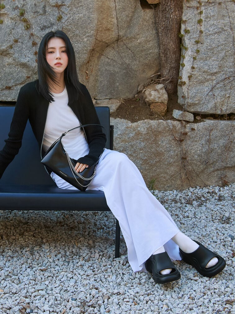 กระเป๋าโฮโบแบบย่นตกแต่งด้วยโซ่รุ่น Atwood, สีดำอะไหล่สีเงิน, hi-res