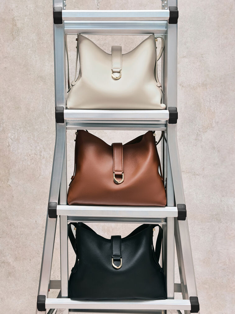 กระเป๋าโฮโบหนังแท้ตกแต่งเข็มขัดรุ่น Gabine, สีเอ้กเชลล์ครีม, hi-res