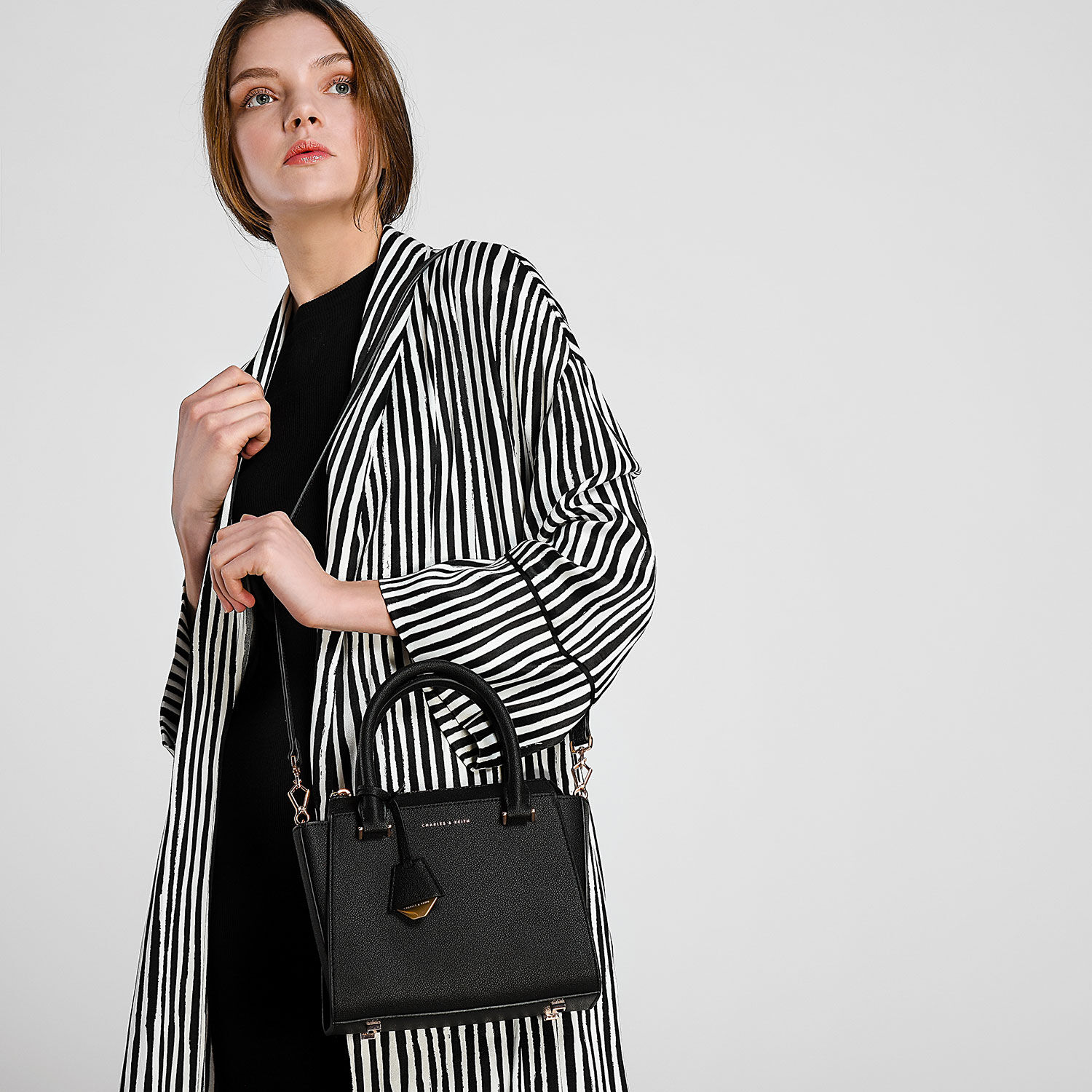 black structured handbolsa