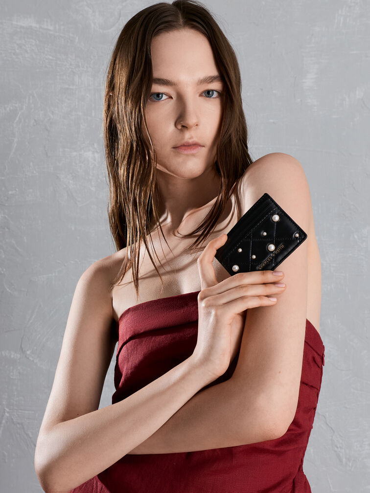 กระเป๋าใส่บัตรดีไซน์ลายควิลท์ประดับมุกรุ่น Janie, สีดำ, hi-res