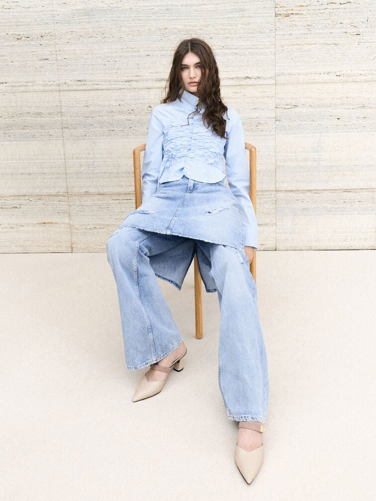 รองเท้าส้นสูงแบบเปิดส้นดีไซน์หัวแหลมตกแต่งหัวเข็มขัดเมทัลลิครุ่น Lando, สีชอล์ค, hi-res