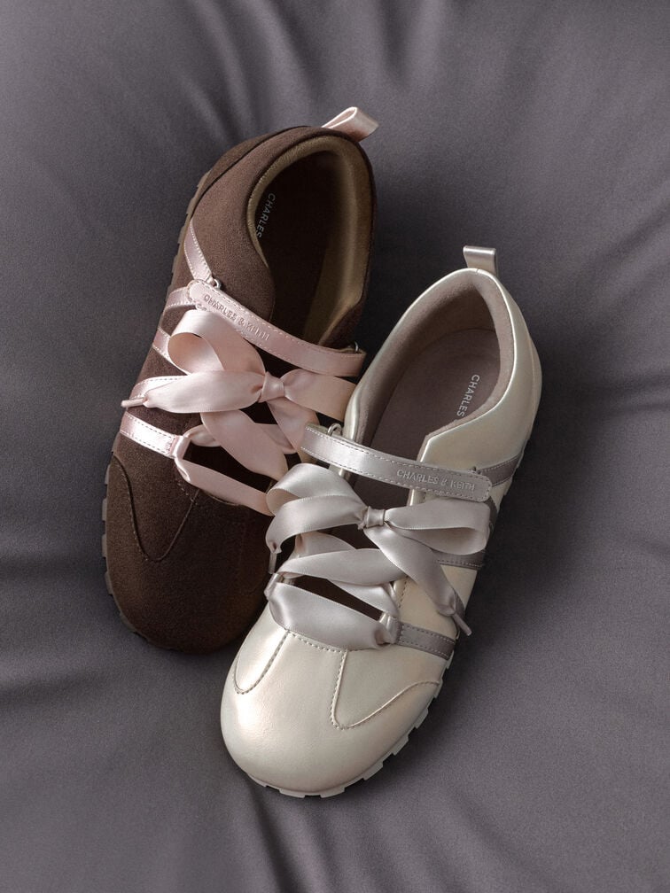 รองเท้าผ้าใบทรงบัลเลต์วัสดุหนังกลับสังเคราะห์ตกแต่งเชือกผ้าซาตินรุ่น Silko, สีดาร์คบราวเท็กซ์เจอร์, hi-res