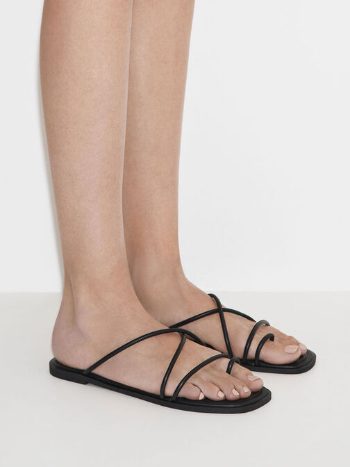 Meadow Strappy Toe-Ring Sandals, สีดำ, hi-res