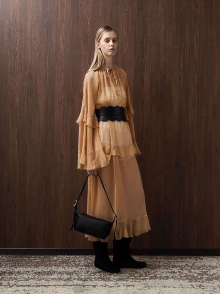 กระเป๋าสะพายไหล่ดีไซน์ย่นพร้อมสายคาดหัวเข็มขัดรุ่น Larsen, สีดำอะไหล่สีเงิน กระเป๋าสะพายไหล่ดีไซน์ย่นพร้อมสายคาดหัวเข็มขัดรุ่น Larsen, สีดำอะไหล่สีเงิน, hi-res