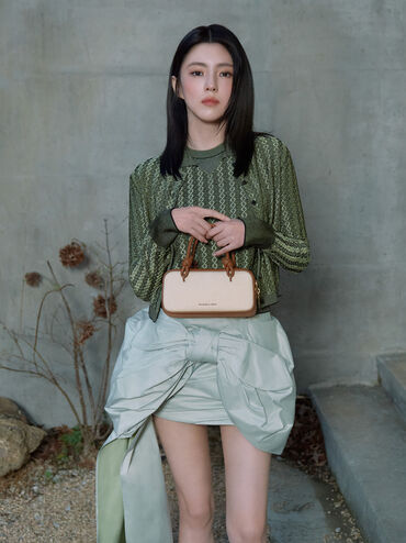 กระเป๋าสะพายข้างทรงยาวผ้าแคนวาสดีไซน์หูจับแบบผูกปมรุ่น Sammie, สีโทปแคนวาส, hi-res