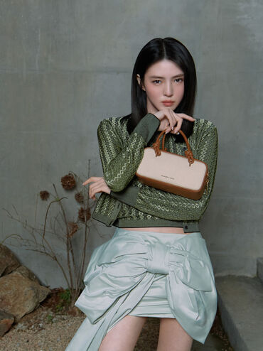 กระเป๋าสะพายข้างทรงยาวผ้าแคนวาสดีไซน์หูจับแบบผูกปมรุ่น Sammie, สีโทปแคนวาส, hi-res