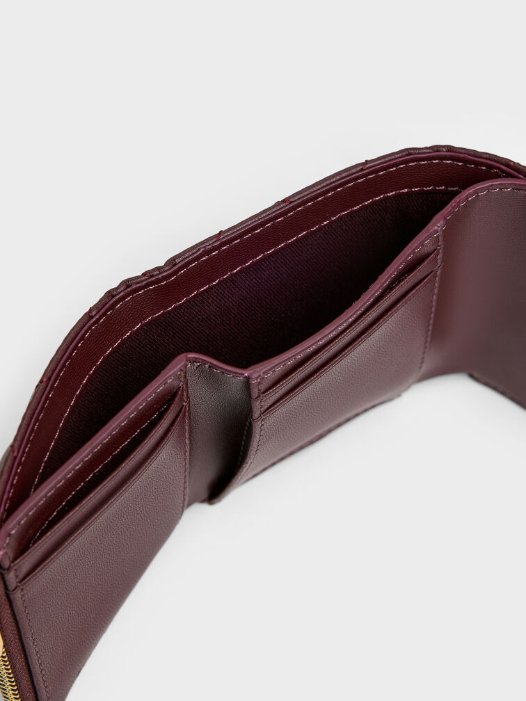 กระเป๋าสตางค์ลายควิลท์ฝาปิดโค้งประดับชาร์มรูปหัวใจโบว์รุ่น Arrietty, สีไวน์เบอร์รี่เรด, hi-res