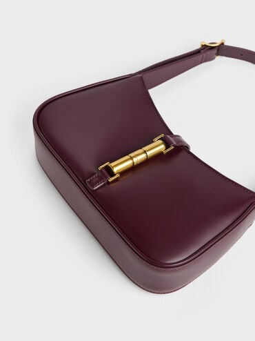 กระเป๋าสะพายไหล่ตกแต่งอะไหล่เมทัลลิครุ่น Cesia, สีไวน์เบอร์รี่เรด, hi-res