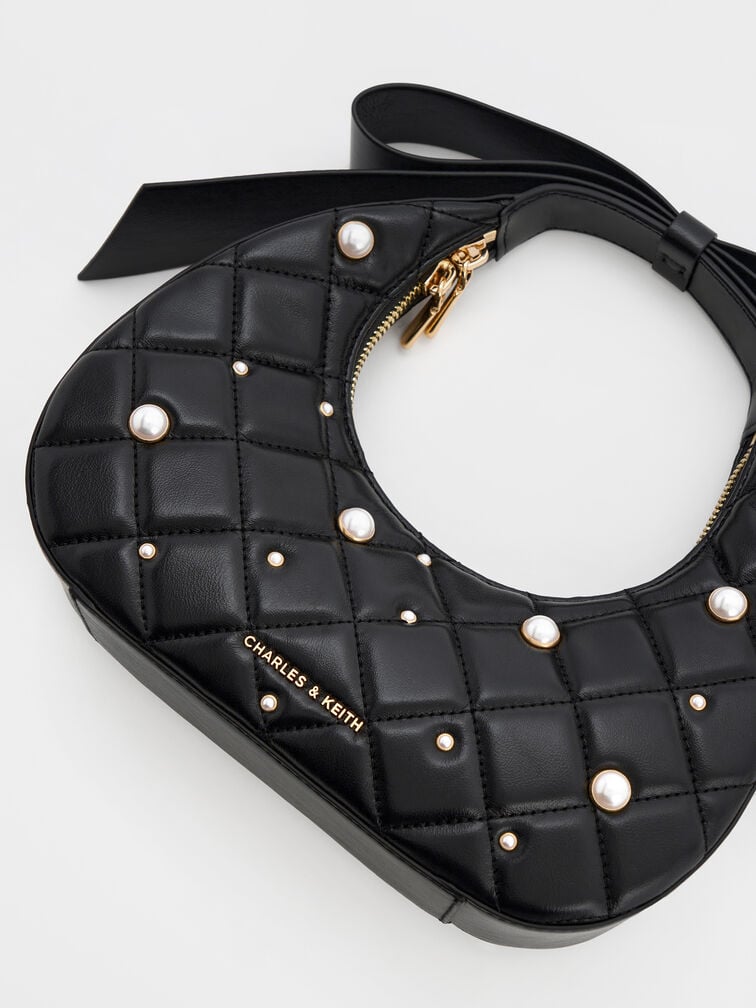 กระเป๋าโฮโบดีไซน์ลายควิลท์ประดับมุกพร้อมหูจับดีเทลโบว์ Janie, สีดำ กระเป๋าโฮโบดีไซน์ลายควิลท์ประดับมุกพร้อมหูจับดีเทลโบว์ Janie, สีดำ, hi-res