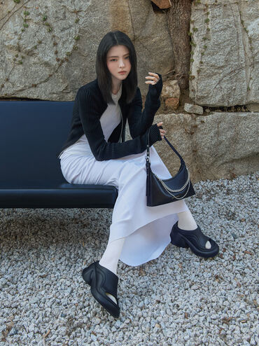 กระเป๋าโฮโบแบบย่นตกแต่งด้วยโซ่รุ่น Atwood, สีดำอะไหล่สีเงิน, hi-res