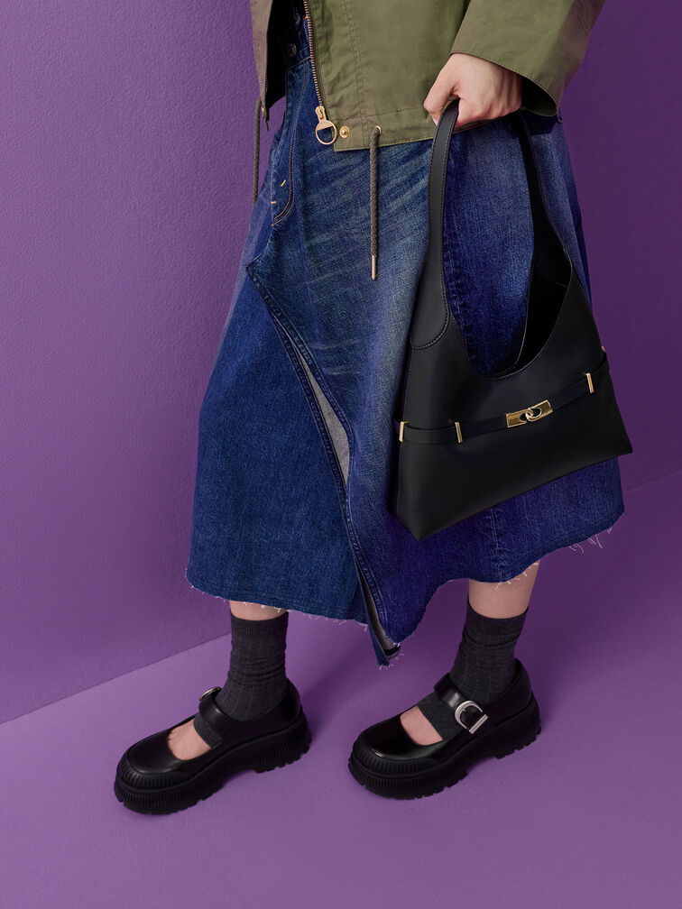กระเป๋าโฮโบตกแต่งเข็มขัดอะไหล่เมทัลลิครุ่น Arlet, สีดำ, hi-res