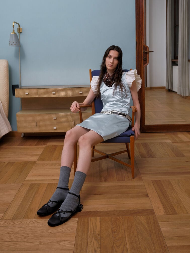 รองเท้าส้นเตี้ยพร้อมสายรัดข้อเท้าดีเทลเถาวัลย์ดอกไม้, สีแบล็คเท็กซ์เจอร์, hi-res