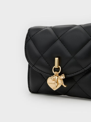 กระเป๋าสตางค์ลายควิลท์ฝาปิดโค้งประดับชาร์มรูปหัวใจโบว์รุ่น Arrietty, สีดำ, hi-res
