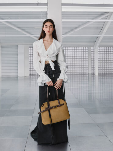 กระเป๋าโท้ททรงสี่เหลี่ยมคางหมู วัสดุหนังกลับรีไซเคิล ตกแต่งเข็มขัด รุ่น Victoria, สีซาฮาราแซนด์, hi-res