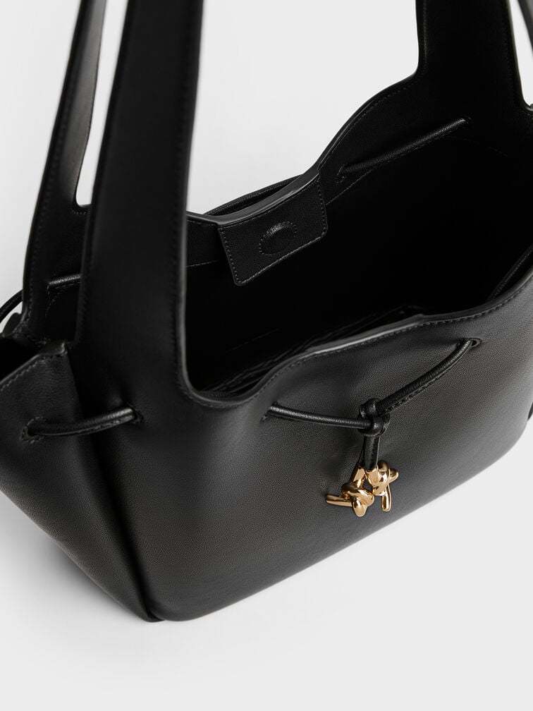 กระเป๋าโท้ทดีไซน์ที่ปิดแบบเชือกรูดตกแต่งปมเมทัลลิครุ่น Mila, สีดำ, hi-res