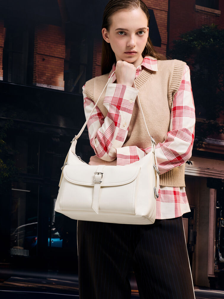 กระเป๋าโฮโบตกแต่งหัวเข็มขัดรุ่น Bryna, สีครีม, hi-res