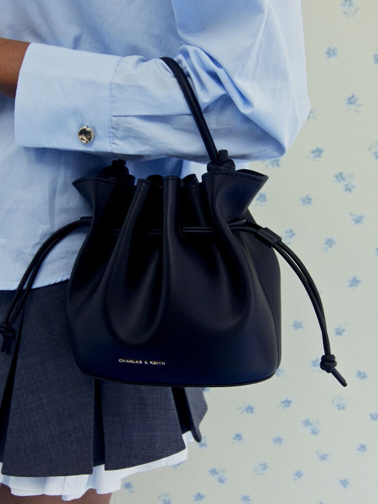 กระเป๋าทรงถังที่ปิดแบบเชือกรูดรุ่น Sammie, สีดำ, hi-res