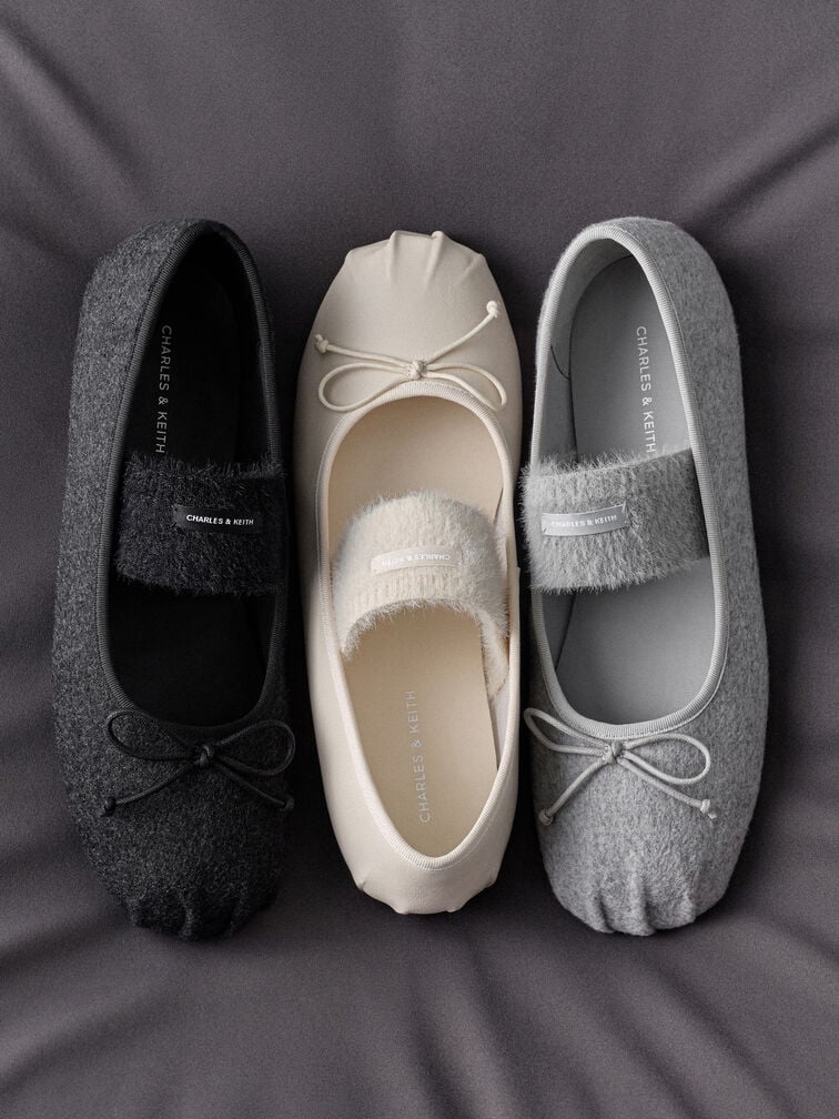 รองเท้าส้นเตี้ยทรงแมรี่เจนตกแต่งโบว์พร้อมสายคาดขนเฟอร์รุ่น Winona, สีชอล์ค, hi-res