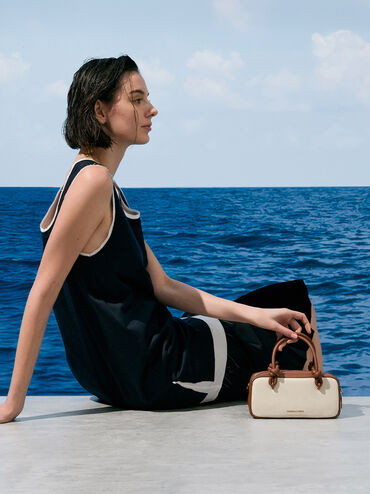 กระเป๋าสะพายข้างทรงยาวผ้าแคนวาสดีไซน์หูจับแบบผูกปมรุ่น Sammie, สีโทปแคนวาส, hi-res