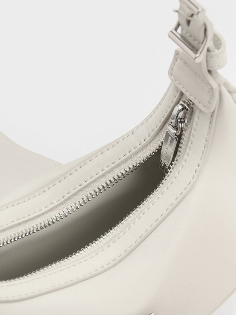 กระเป๋าสะพายไหล่สายดีไซน์หัวเข็มขัดรุ่น Trice, สีชอล์ค, hi-res