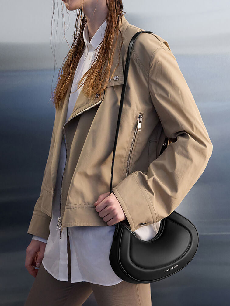 กระเป๋าสะพายไหล่ทรงโค้งดีไซน์สายตกแต่งด้วยหมุดโลหะ Grommet รุ่น Petra, สีดำอะไหล่สีเงิน, hi-res