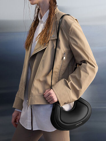 กระเป๋าสะพายไหล่ทรงโค้งดีไซน์สายตกแต่งด้วยหมุดโลหะ Grommet รุ่น Petra, สีดำอะไหล่สีเงิน, hi-res